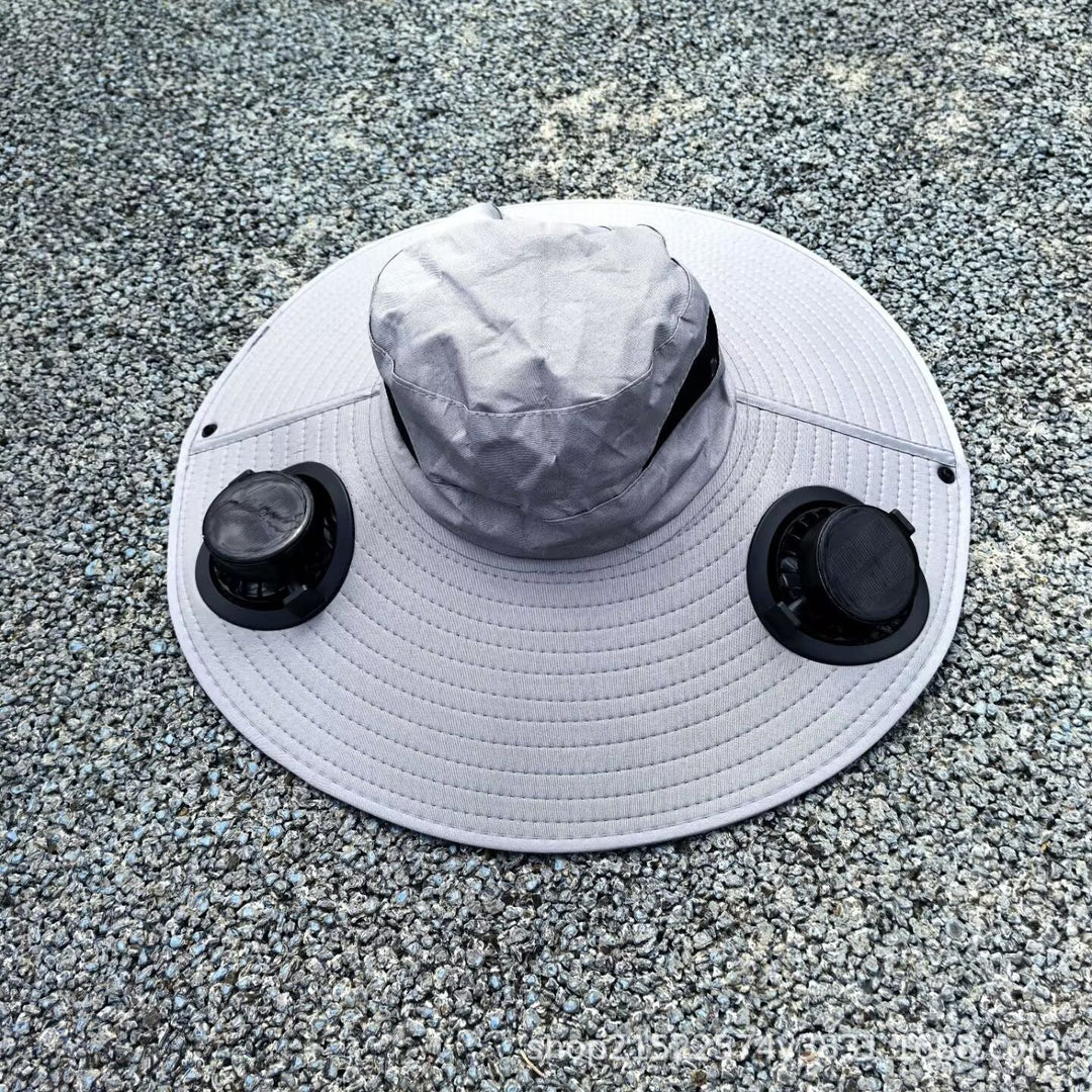 Robust solhatt for friluftsliv, utstyrt med USB-vifter for effektiv lufting og UV-beskyttelse.