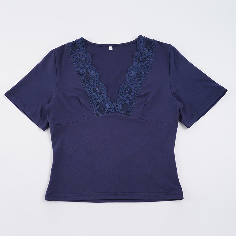 Komfortabel og elegant V-hals bluse med blondeermer, en flott festtopp for kvinner i lett stoff.