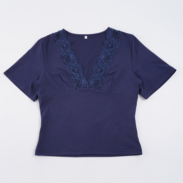 Komfortabel og elegant V-hals bluse med blondeermer, en flott festtopp for kvinner i lett stoff.