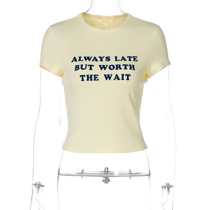 Dame rund hals t-skjorte i hvit bomull med kort erm. Humoristisk statement print, perfekt for motebevisst kvinne.