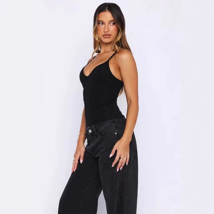 Elegant dame tanktop med flatterende v-hals og brede stropper. Ideell som festtopp eller stilig hverdagsplagg.