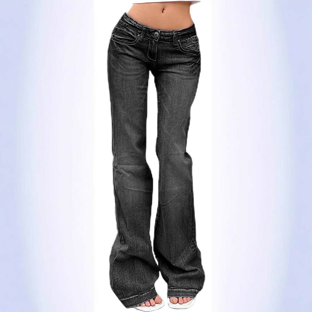 Stilfull dame i blå bootcut jeans med høyt liv, perfekt for en komfortabel og moderne hverdagslook. Fleksibel.