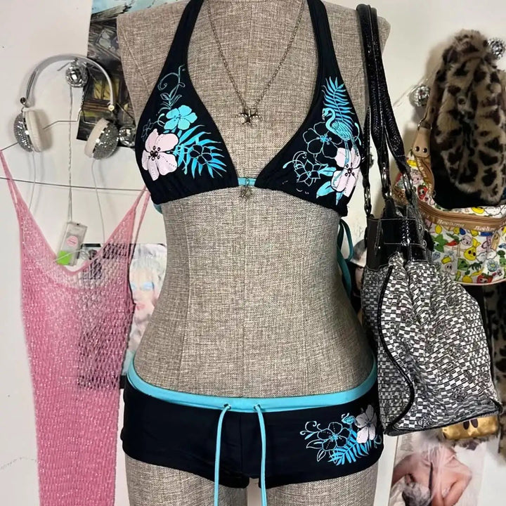 Todelt dame bikini i sommerlig stil med blomsterprint og justerbare stropper.