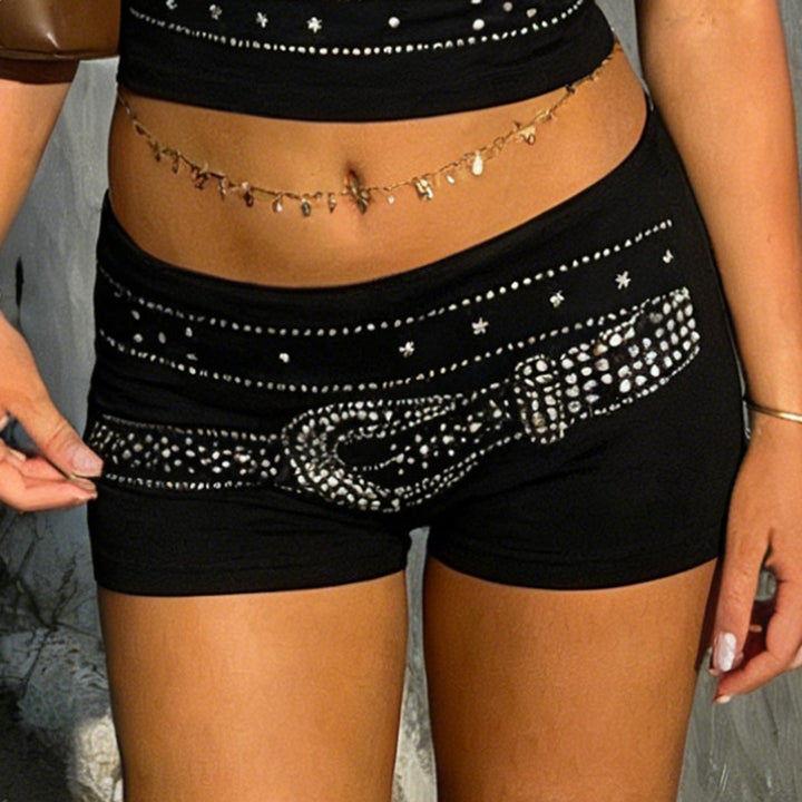 Stilfull glitrende festshorts for dame i svart, perfekt for en moteriktig sommerfest eller kveldsbruk.
