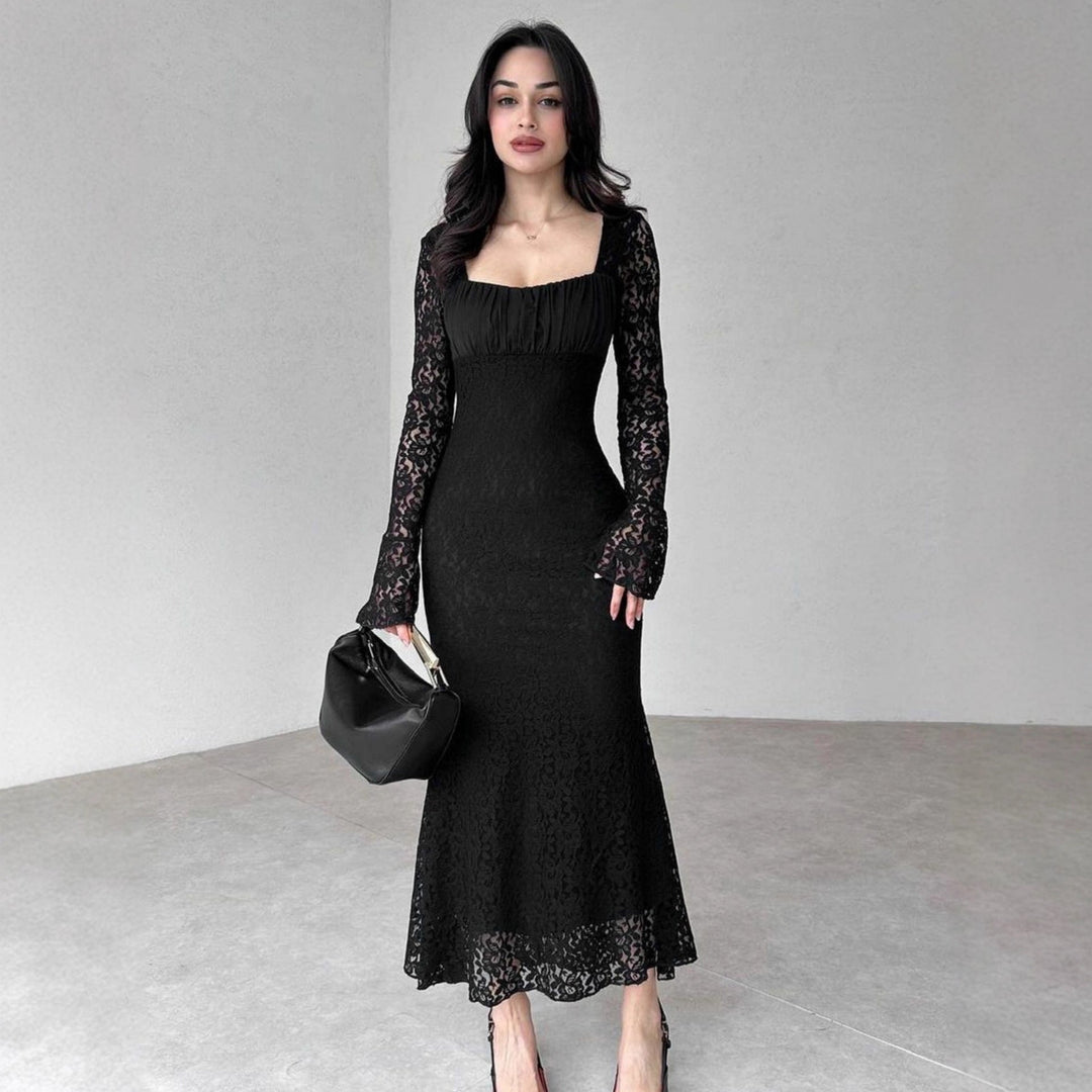 Svart aftenkjole for damer med lange ermer. Elegant og kroppsnær festkjole i spisskjole-stil, svært moteriktig.