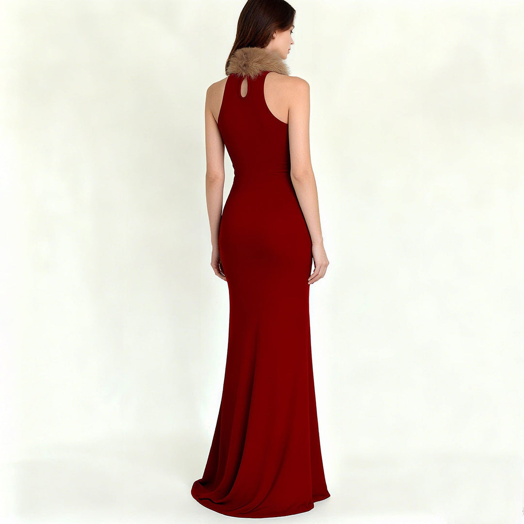 Mønstret, elegant damemaxikjole med myk kunstpelskrage. Lang festkjole for damer.