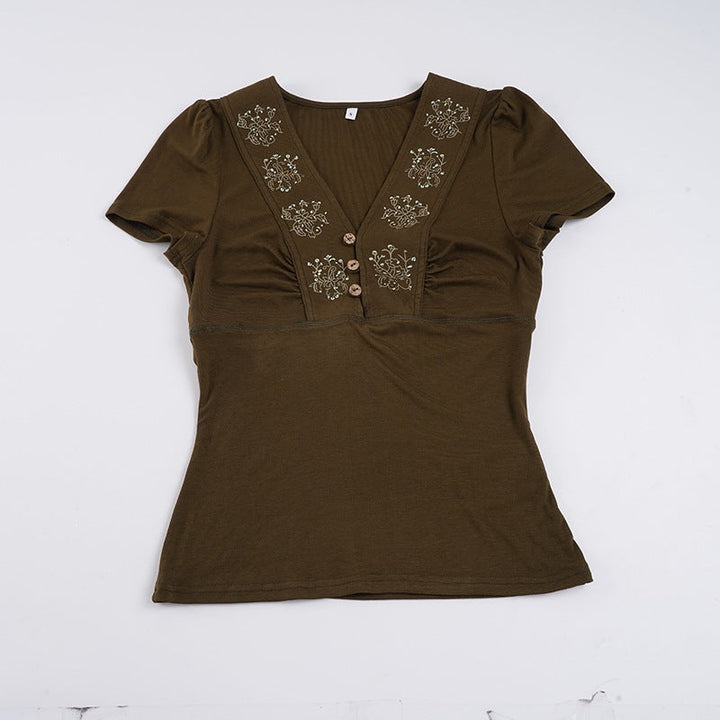 Stilfull kortermet bluse til kvinner med knapper, v-hals og delikat broderi for en elegant look.