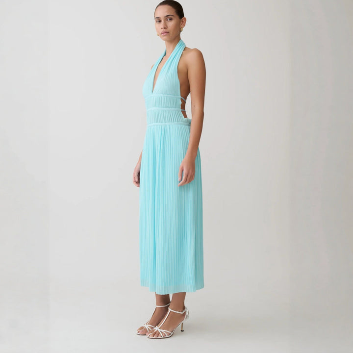 Lett og luftig sommerkjole for dame, elegant maxikjole med V-hals og plissert design. Komfortabel.