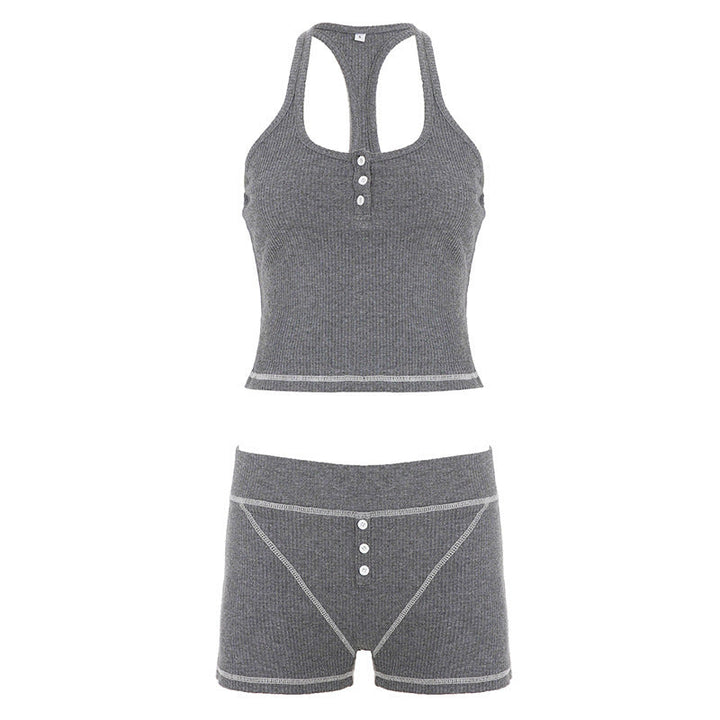 Allsidig sporty dame sett med topp og shorts; perfekt for trening, jogging, yoga eller en casual sommerdag.