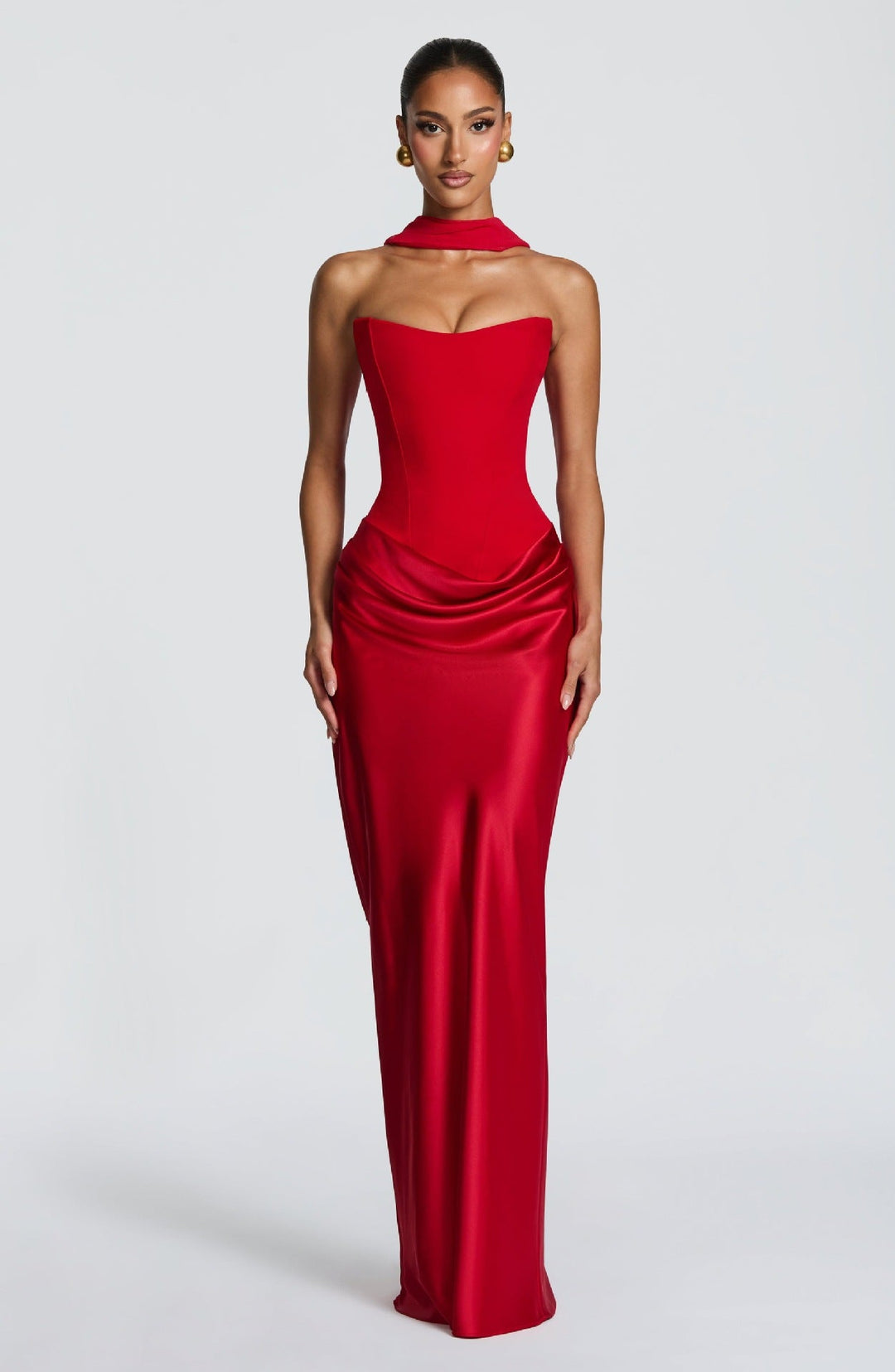 Elegant svart lang aftenkjole med høy krage og flytende snitt for spesielle anledninger og galla.