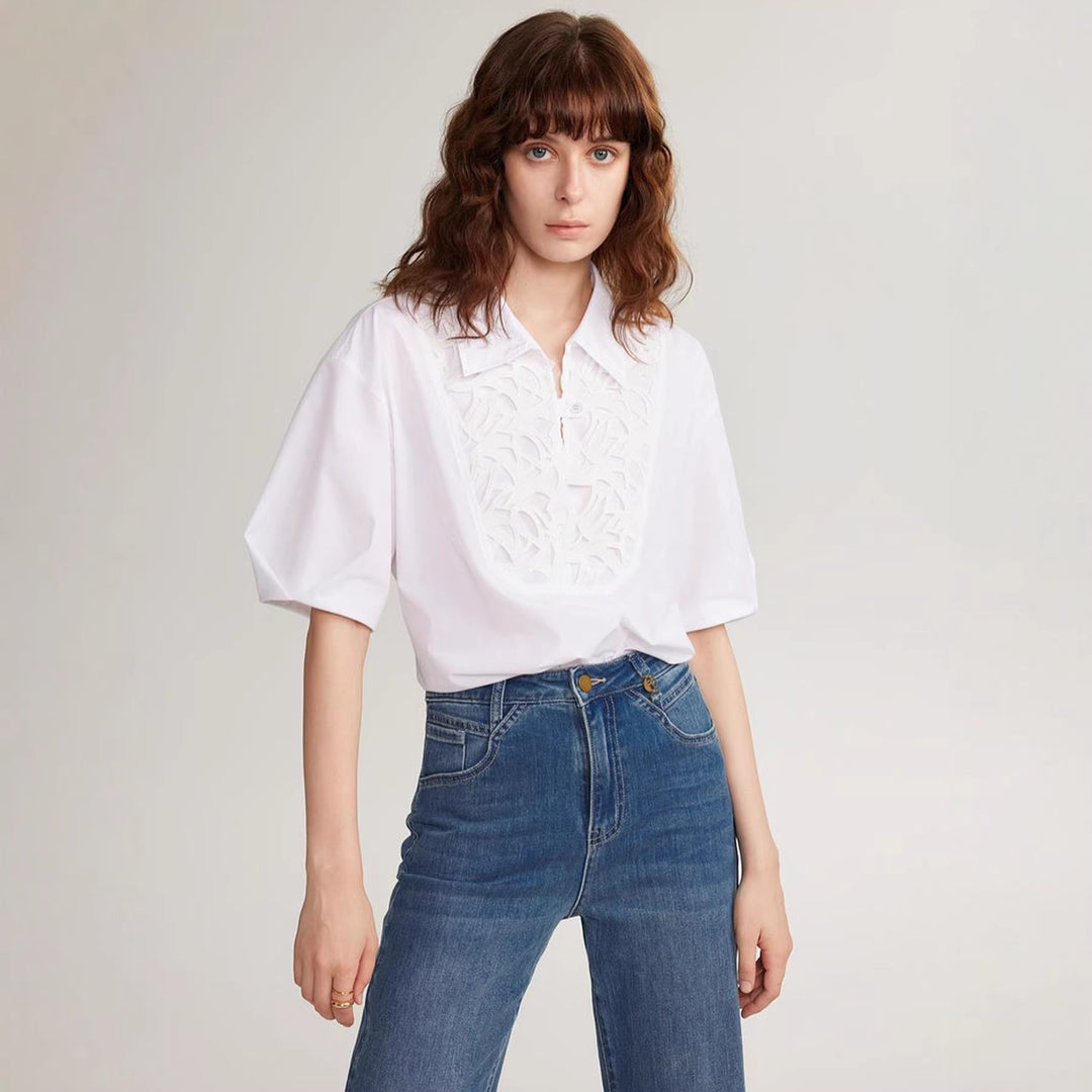Elegant hvit damebluse med broderi og knappedetaljer. En stilfull knappetopp for vår og sommer.