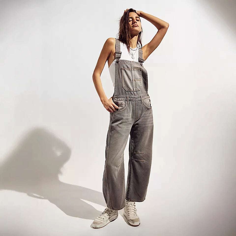 Komfortabel dame denim jumpsuit i klassisk blå, ideell for avslappede sommerdager og fritid.