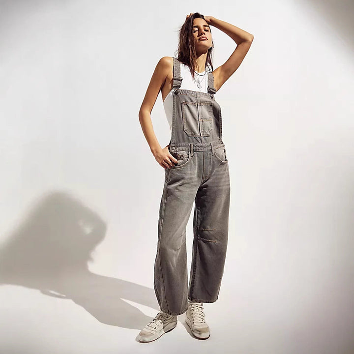Komfortabel dame denim jumpsuit i klassisk blå, ideell for avslappede sommerdager og fritid.
