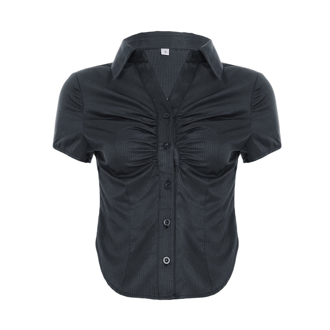 Stilren kortermet bluse for kvinner, med feminine rynker og knappestolpe, ideell for varmere dager.