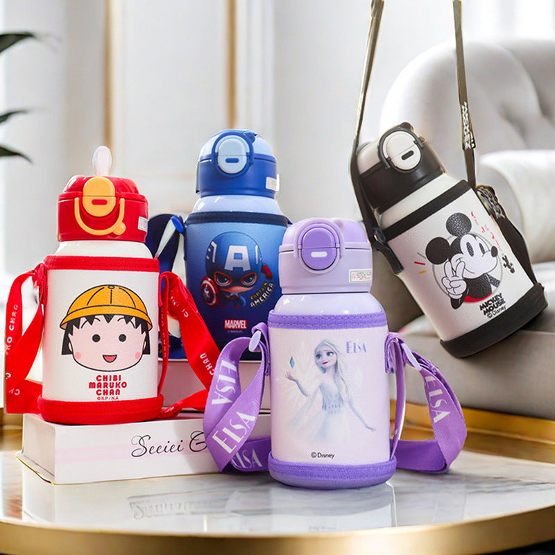 Grå unisex isolert drikkeflaske med Mickey Mouse-motiv, perfekt for barn, med praktisk bærestropp.