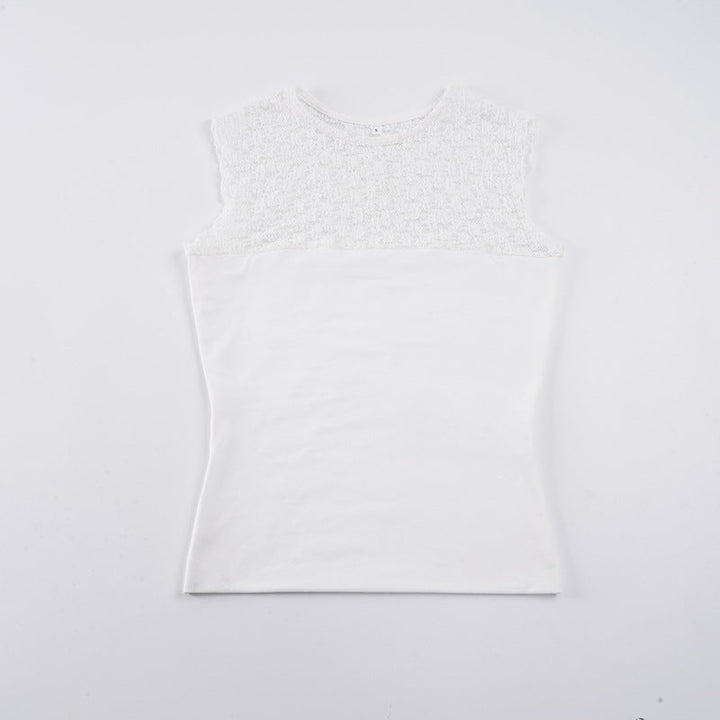 Lett sommer cami topp for kvinner, hvit med ermeløse blondedetaljer, pustende og chic.