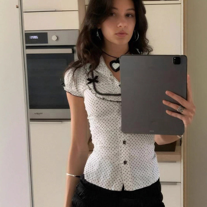 Stilig hvit prikkete bluse for kvinner med elegante puffermer, gir et tidløst og sofistikert uttrykk.