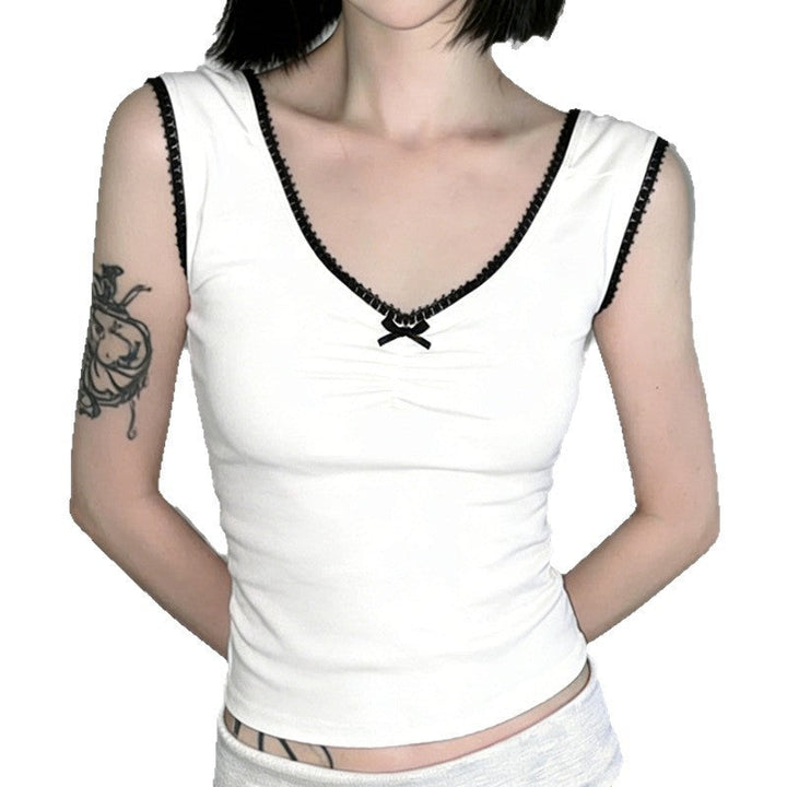 Bodysuit for kvinner: Hvit blondebody med tynne stropper og sensuelle utskjæringer. Festantrekk eller lingerie.