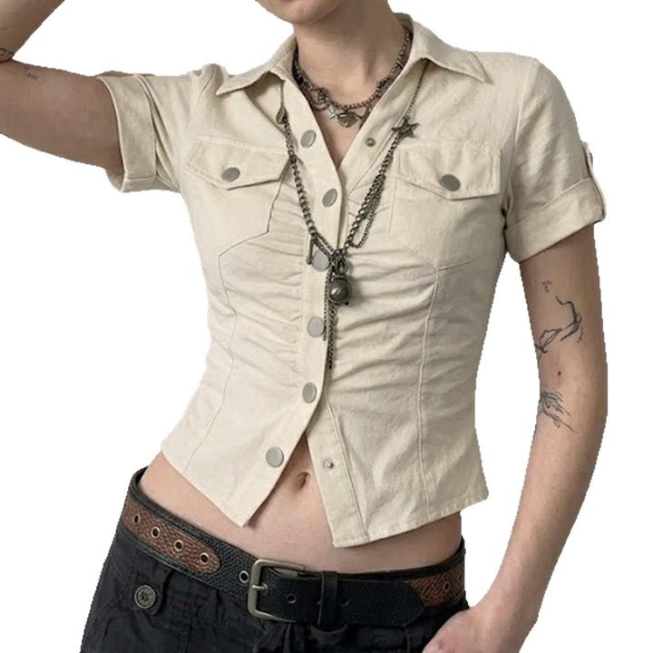 Dame skjorte i khaki, kortermet og figursydd, med sjarmerende dekorative knappelukking for elegant stil.