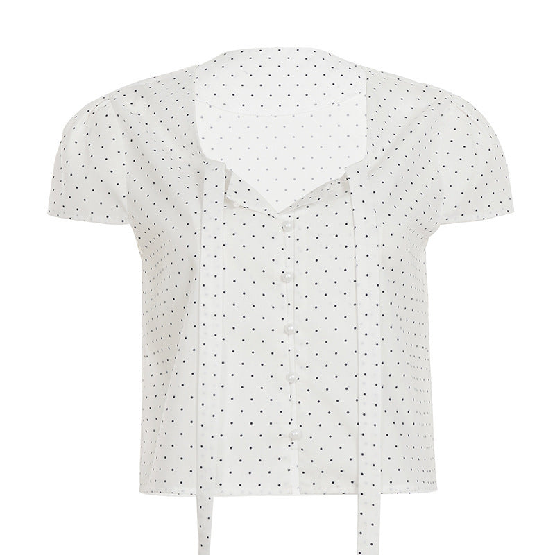 Stilig kortermet dameskjorte med hvitt prikkemønster. Perfekt casual sommerbluse for kvinnemote.