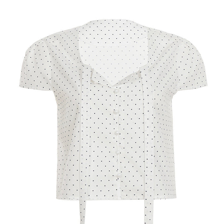 Stilig kortermet dameskjorte med hvitt prikkemønster. Perfekt casual sommerbluse for kvinnemote.