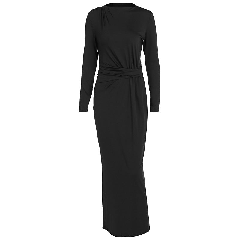 Stilig figurnær maxikjole med lange ermer og elegante draperinger. Ideell som festkjole for spesielle anledninger.