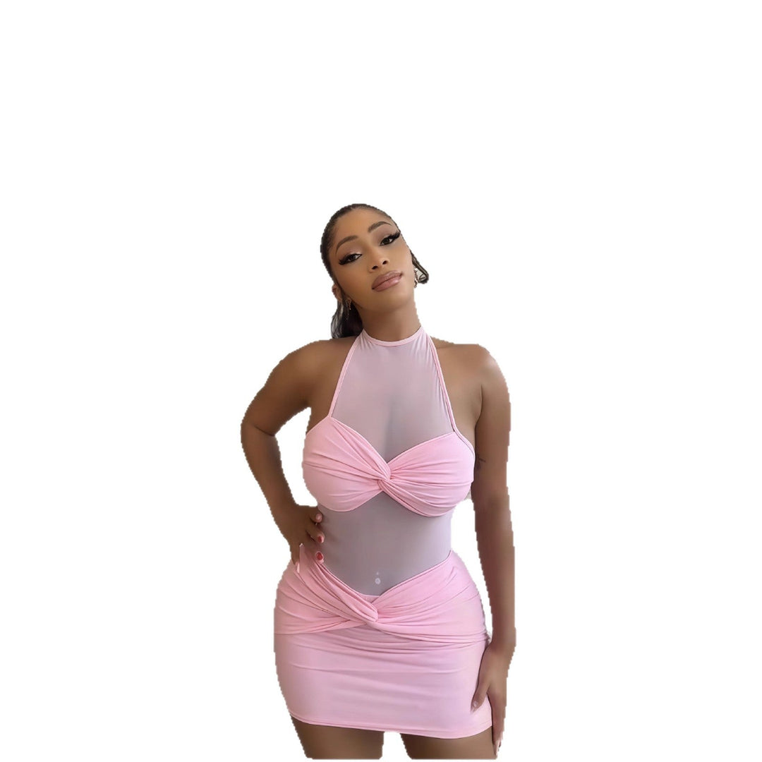 Feminin rosa rynket minikjole med gjennomsiktig overdel. Flott elegant kjole for fest eller sommer.