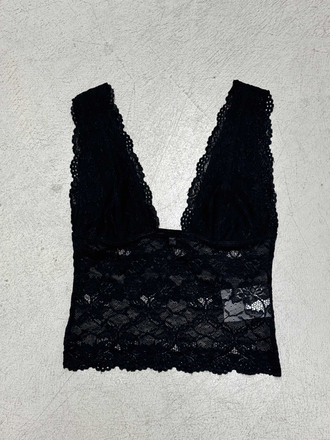 Sommertopp for damer, elegant cami-design med V-hals og justerbar passform, lett og luftig.
