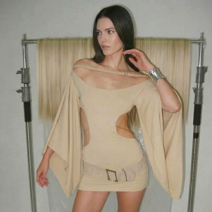 Khaki lang oversized damekjole med stilige transparente utsnitt, et moderne og elegant valg for vår/sommer.