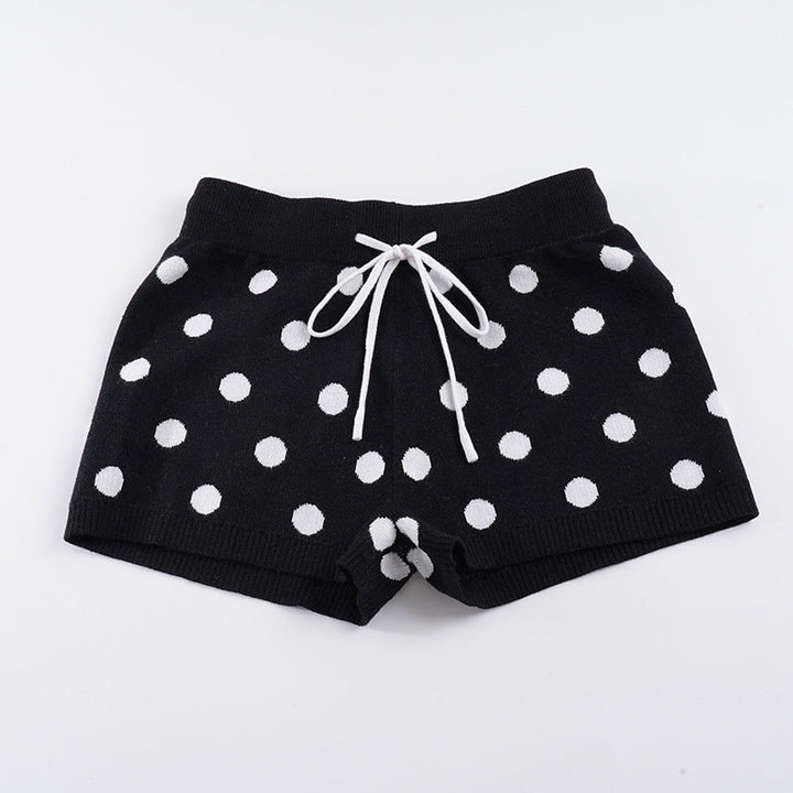 Dame shorts med prikkete design og justerbar midje, en allsidig og sporty fritidsbukse.