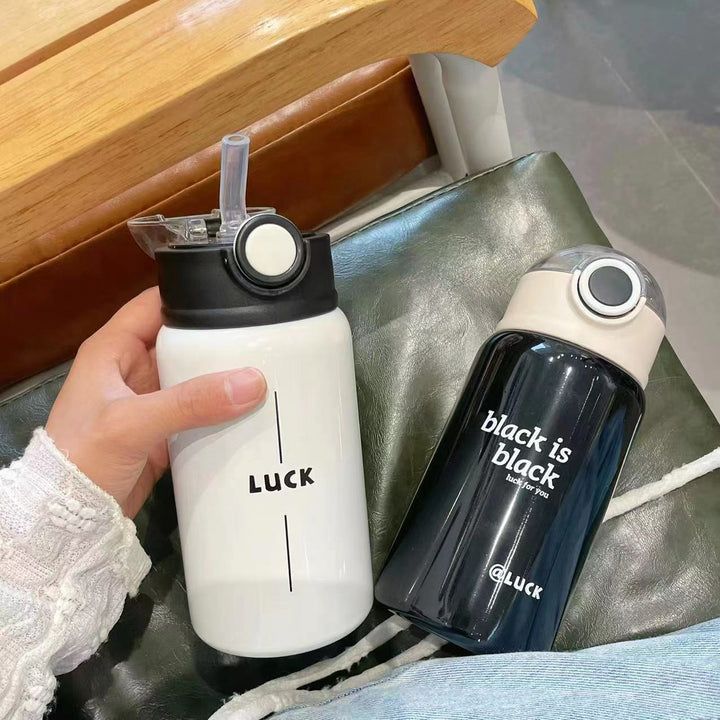 Sikker BPA-fri drikkeflaske for barn. Lekkasjesikker og holdbar design i morsomme farger for barnehage og skole.