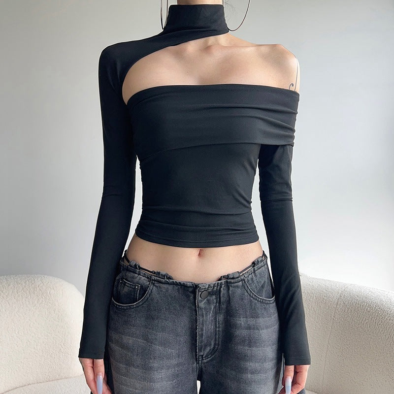 Svart asymmetrisk dametopp med volanger. Elegant og trendy sommertopp for fest og hverdag.
