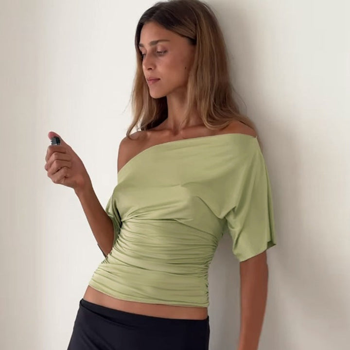 Lett sommertopp: Elegant dametopp med asymmetrisk hals og feminine rynkedetaljer for en fresh look.