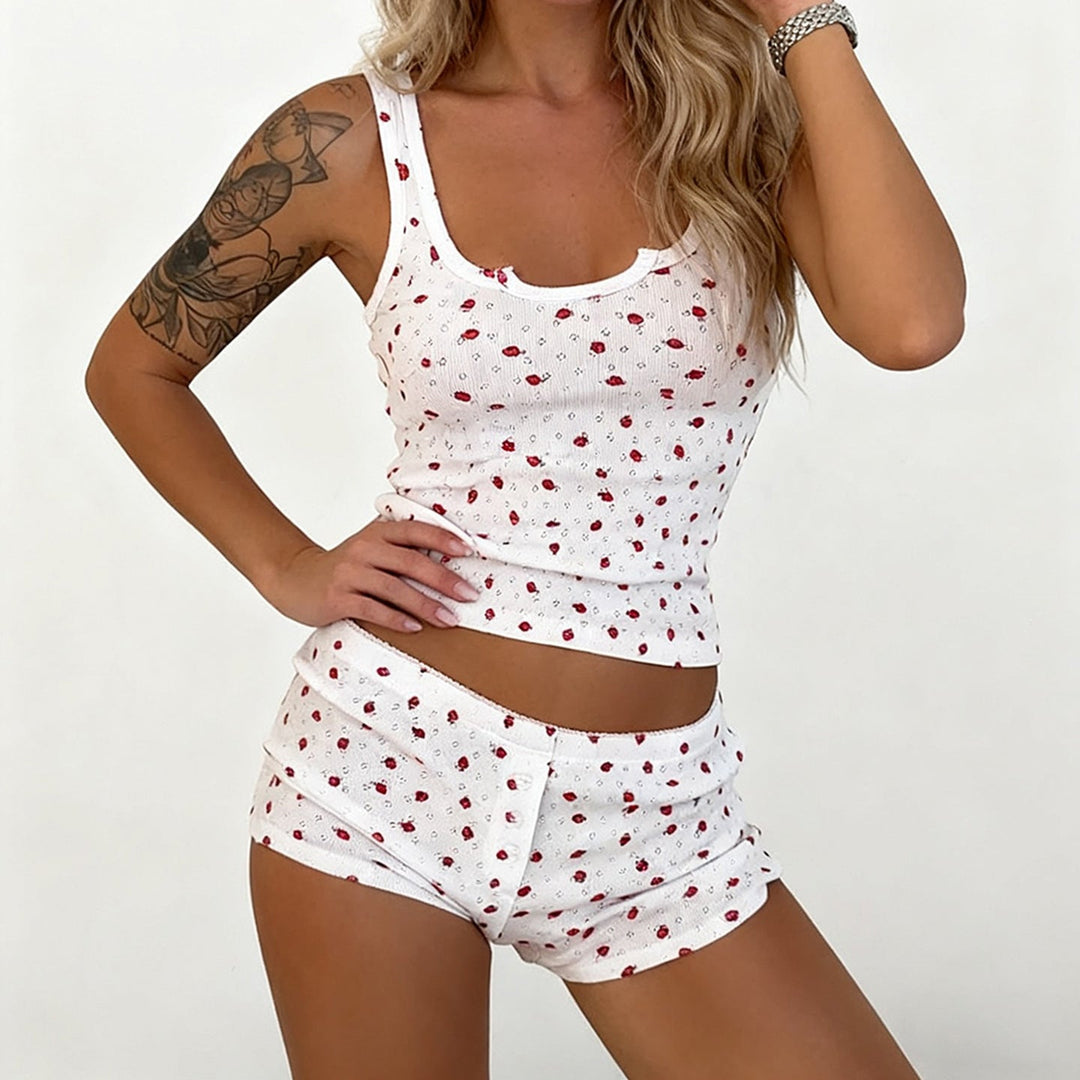 Stilig pysjamasett for kvinner med shorts og kortermet topp i bomull og morsomt prikkedesign.