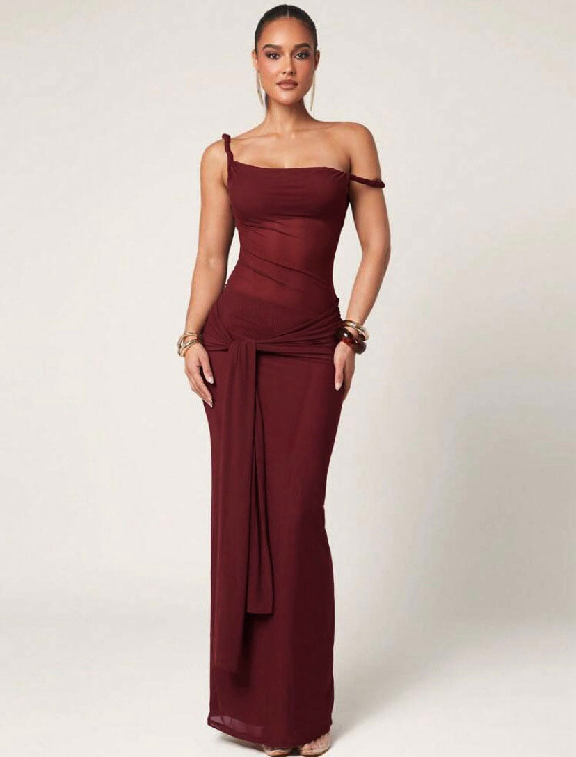 Moderne asymmetrisk damekjole med drapering. Elegant design for fest og spesielle anledninger.