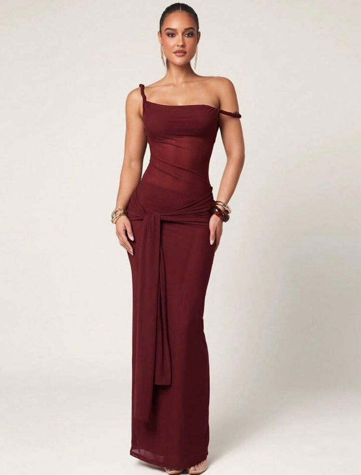 Moderne asymmetrisk damekjole med drapering. Elegant design for fest og spesielle anledninger.