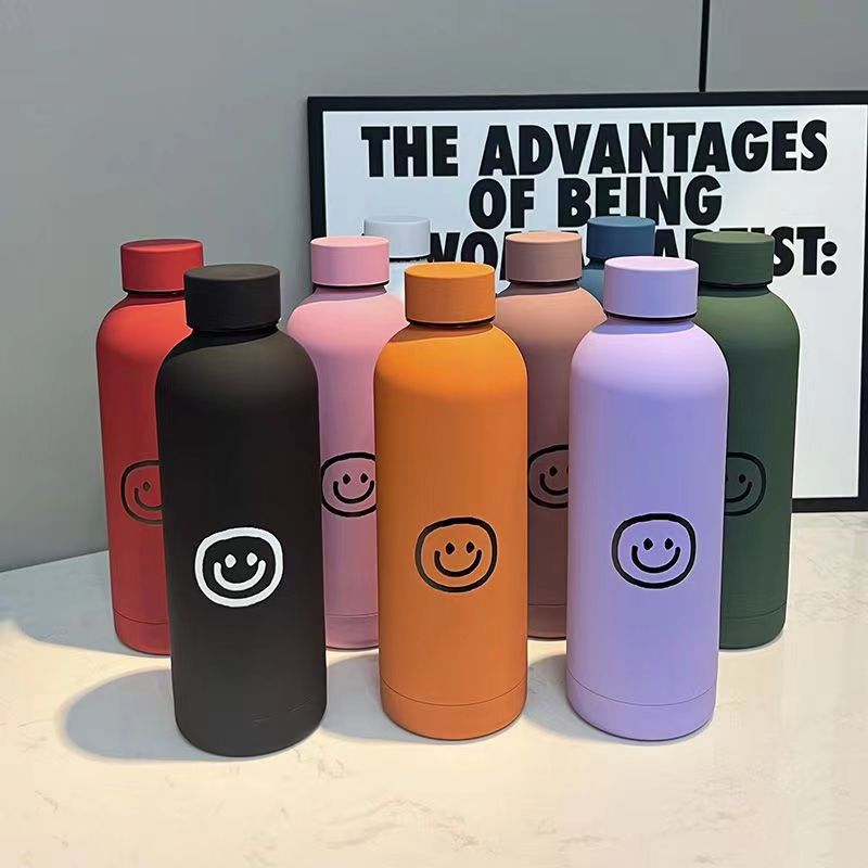 Dame isolerende drikkeflaske 500ml i stål med smilmotiv, lekkasjesikker og miljøvennlig for daglig bruk.