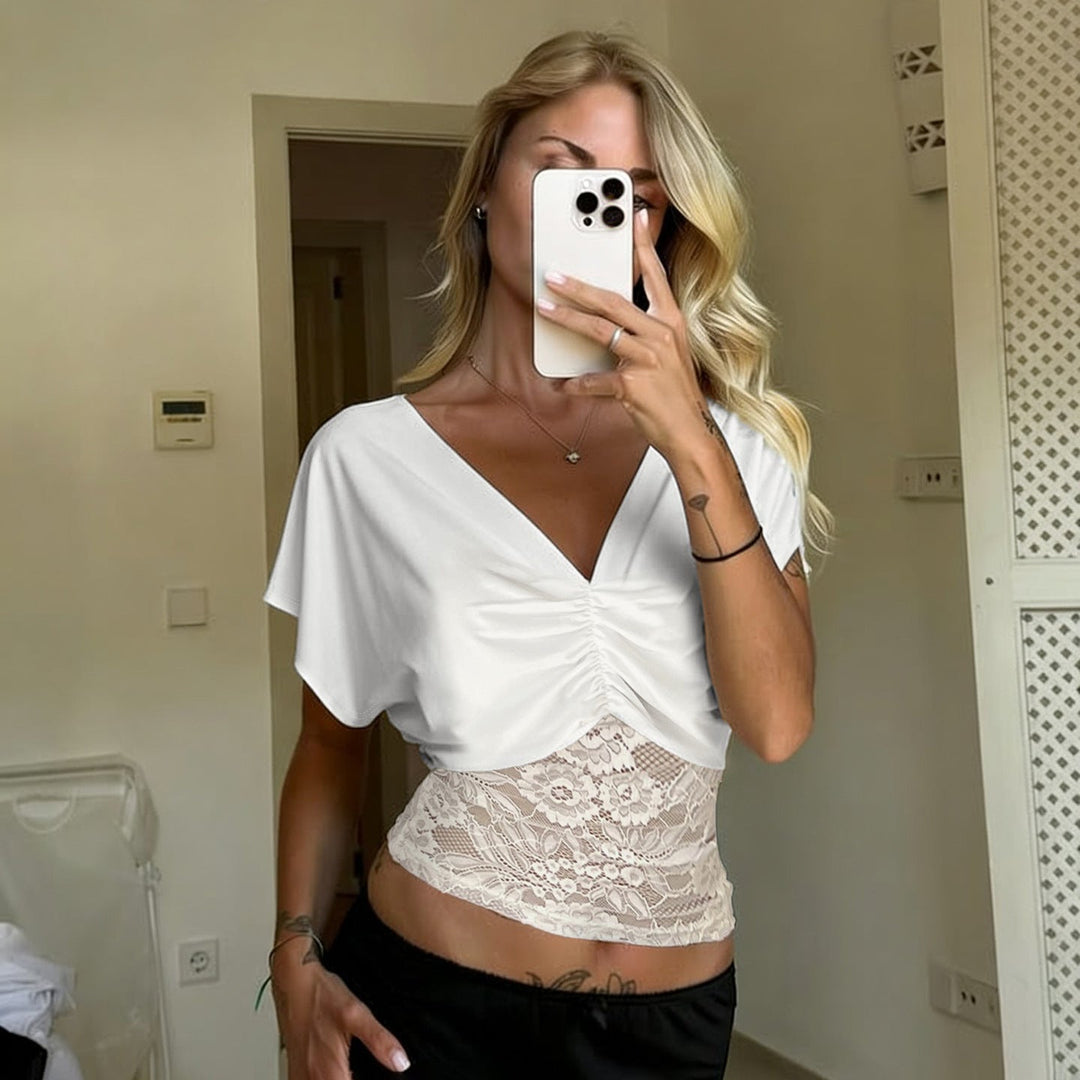 Elegant dametopp med V-hals, korte ermer og flatterende rynker foran. Perfekt vår- og sommertopp.