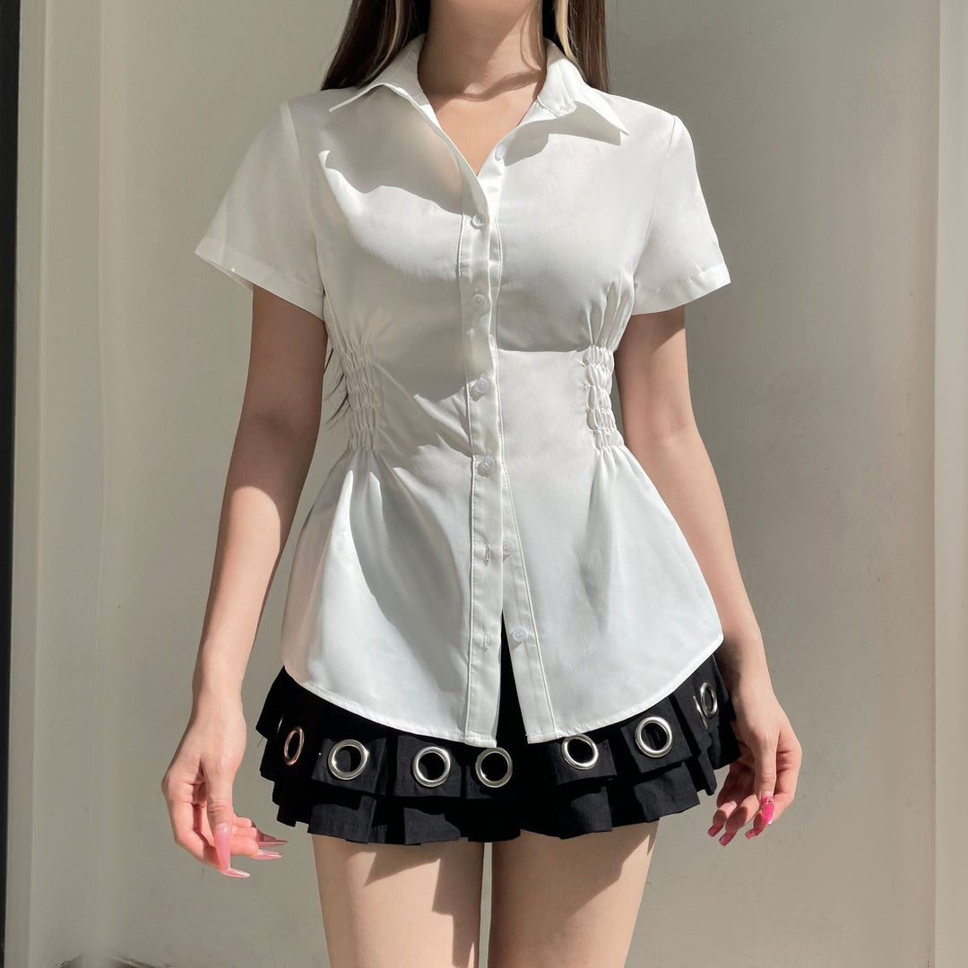 Hvit figurnær damebluse med rynker og knappedetaljer. Ideell sommerbluse for et elegant look.