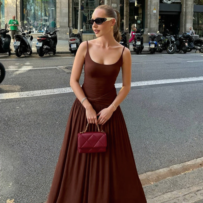 Elegant dame maxikjole med flatterende overdel, vidt skjørt, perfekt for fest og kveldsbruk.