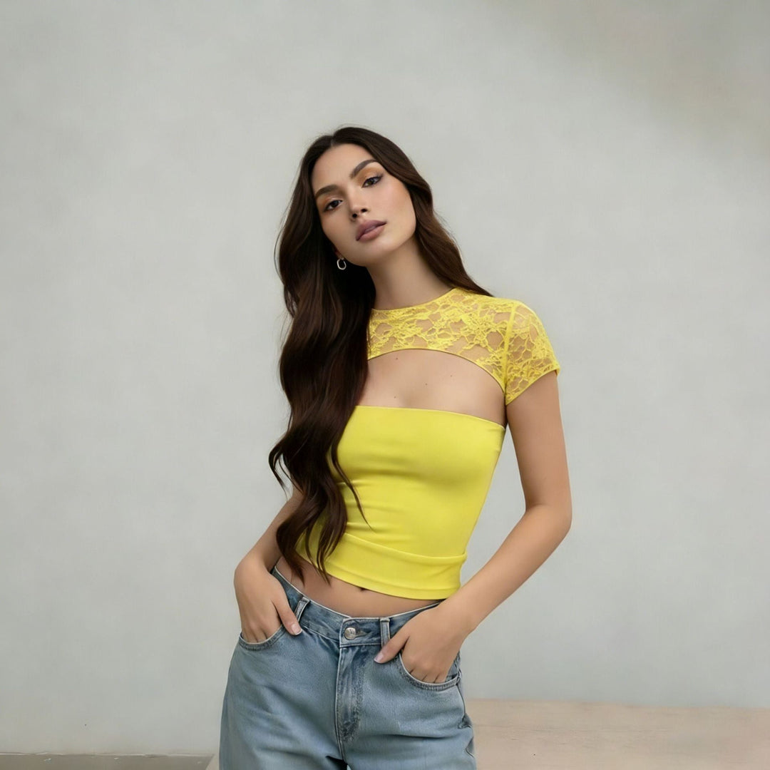 Sommerlig dame cropped bluse med mønster. Komfortabel og moderne hverdagstopp med figurnær passform.