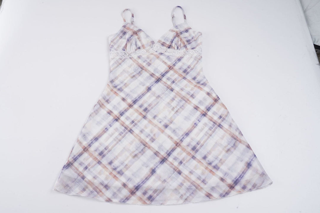 Feminin dame nattkjole i sateng-stil med blonde og V-hals. Elegant nattøy for luksuriøs følelse og god søvn.