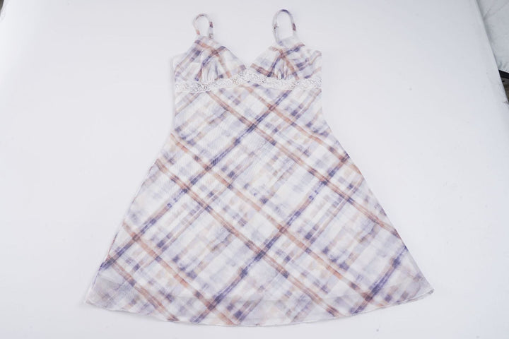 Feminin dame nattkjole i sateng-stil med blonde og V-hals. Elegant nattøy for luksuriøs følelse og god søvn.