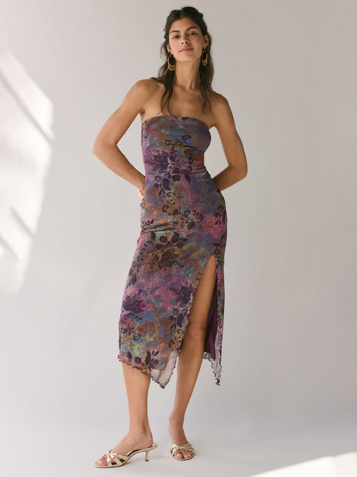 Sommerlig bandeaukjole med fargerikt blomsterprint og asymmetrisk falde, ideell for elegante anledninger.