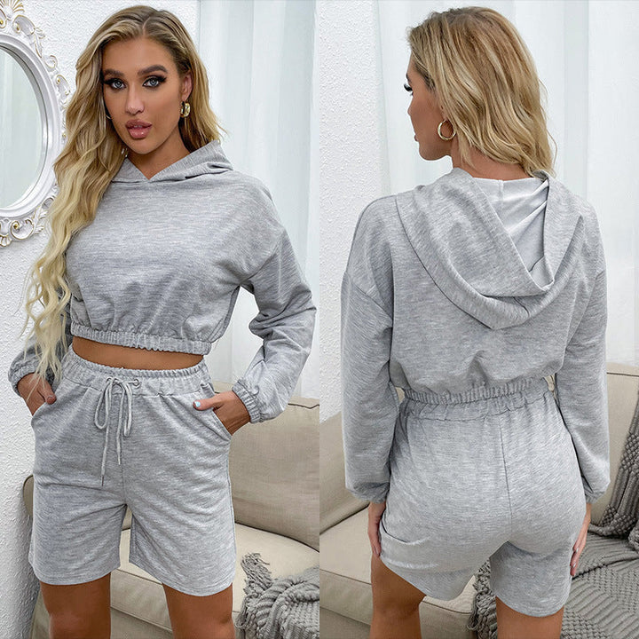Mykt lys grått komfortabelt damesett med hettegenser og shorts. Ideelt for hjemmebruk eller casual utflukter.