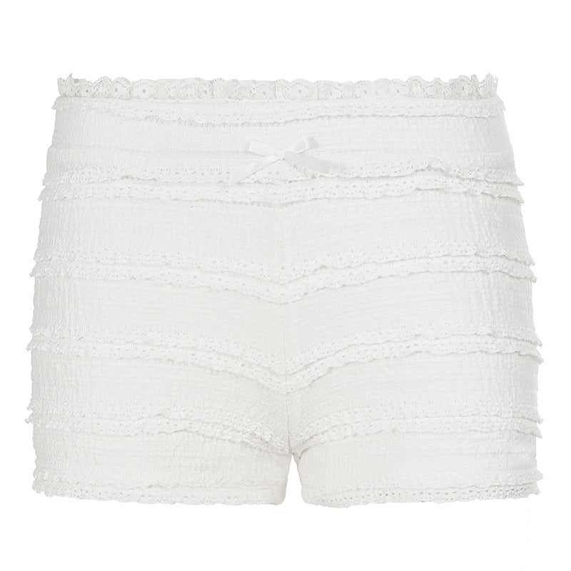 Allsidige hvite dame shorts med rysjer, elastisk midje; perfekt for vår og sommer, både casual og moteriktig.