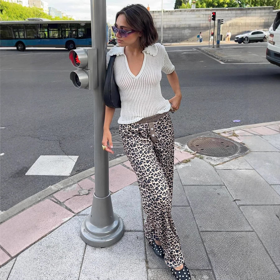 Modell iført elegante leopardbukser med elastisk midje, perfekt for en komfortabel og stilig hverdagslook.