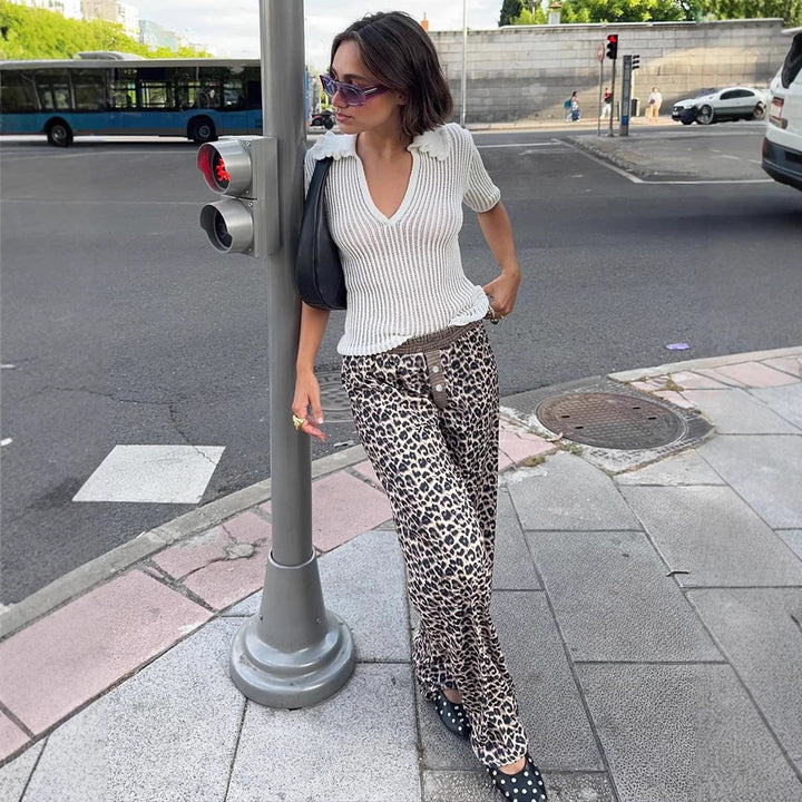 Modell iført elegante leopardbukser med elastisk midje, perfekt for en komfortabel og stilig hverdagslook.