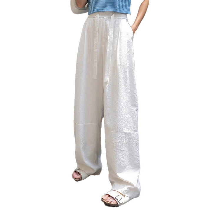 Hvite, løse damebukser med knytebelte, perfekt for komfortabel fritid. Elegant casual stil.