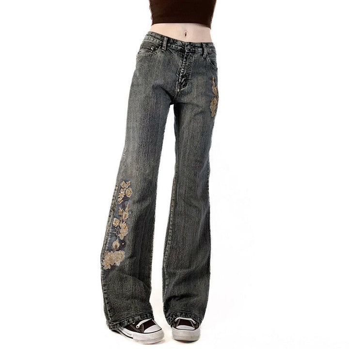 Detaljert blomsterbroderi på grå flared damejeans. Fargerike blomster gir et feminint og trendy uttrykk.